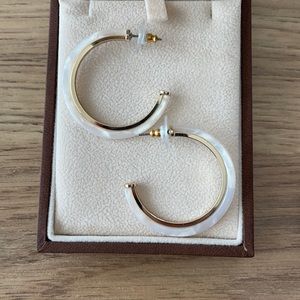 Pearl resin and gold hoop earrings